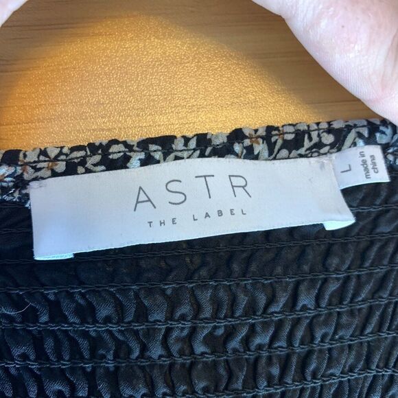 ASTR the Label Black and White Ditsy Floral Smocked Peasant Blouse Size L - Picture 3 of 8